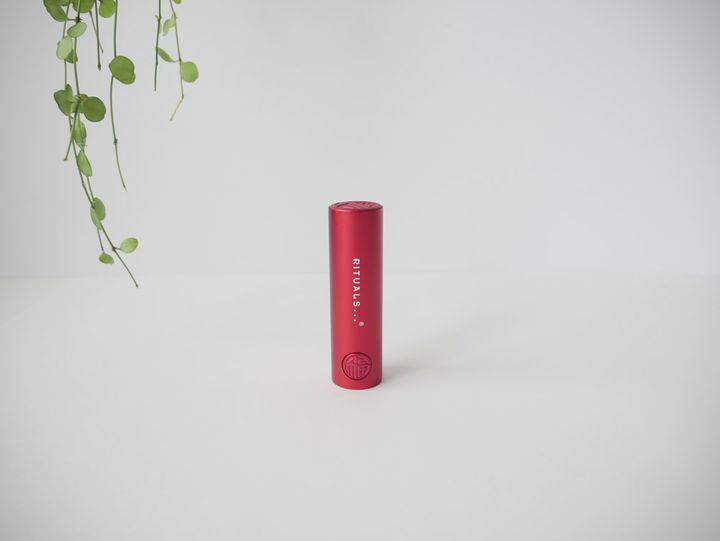 天然由来成分90％以上！ 唇に濃密なうるおいと自然な血色感をプラス リチュアルズ「リップバーム レッド ティント」