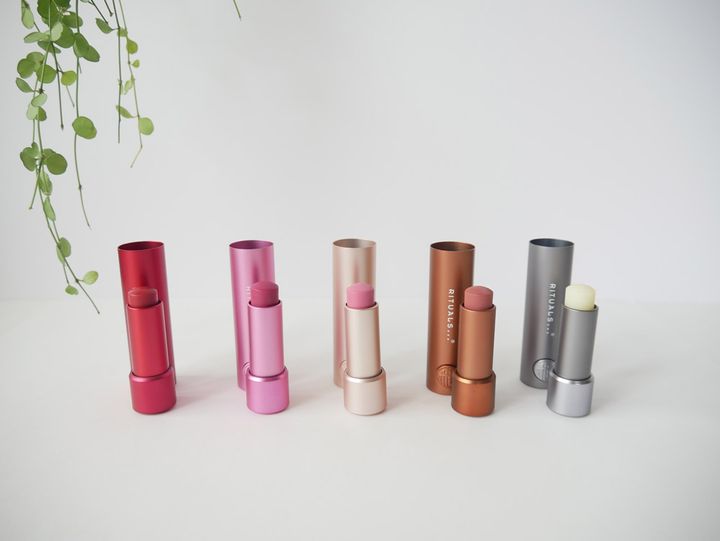 レッド以外にも、さまざまなカラーから選べます。左からリップバーム レッドティント、リップバーム ピンクティント、リップバーム ブラッシュティント、リップバーム テディティント、無色のリップバーム（すべて税込み2,600円）