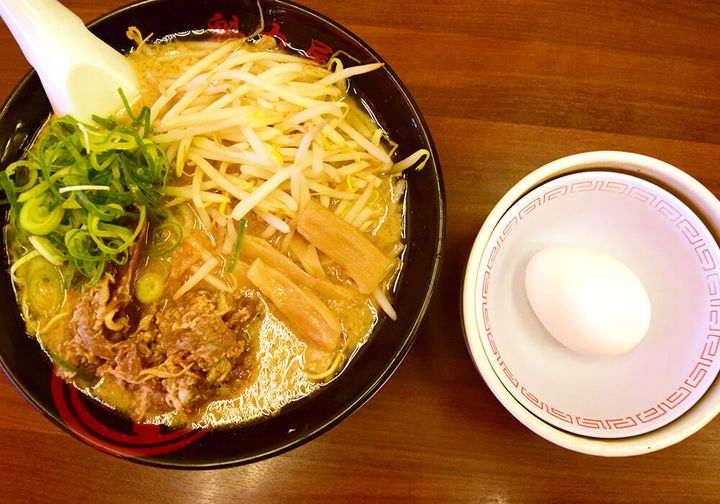 魁力屋「特製肉玉醤油そば」