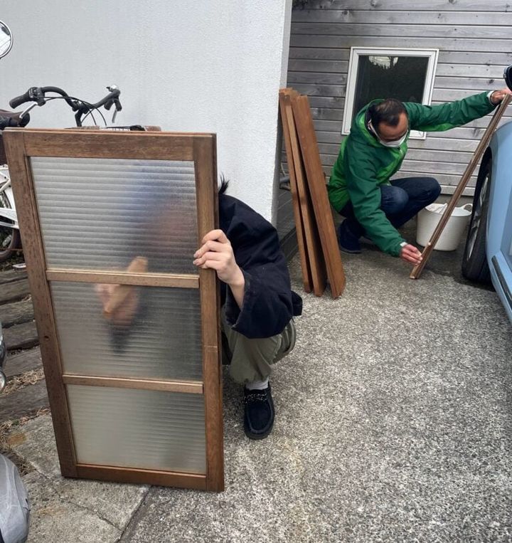 食器棚を紙やすりで削っているところ