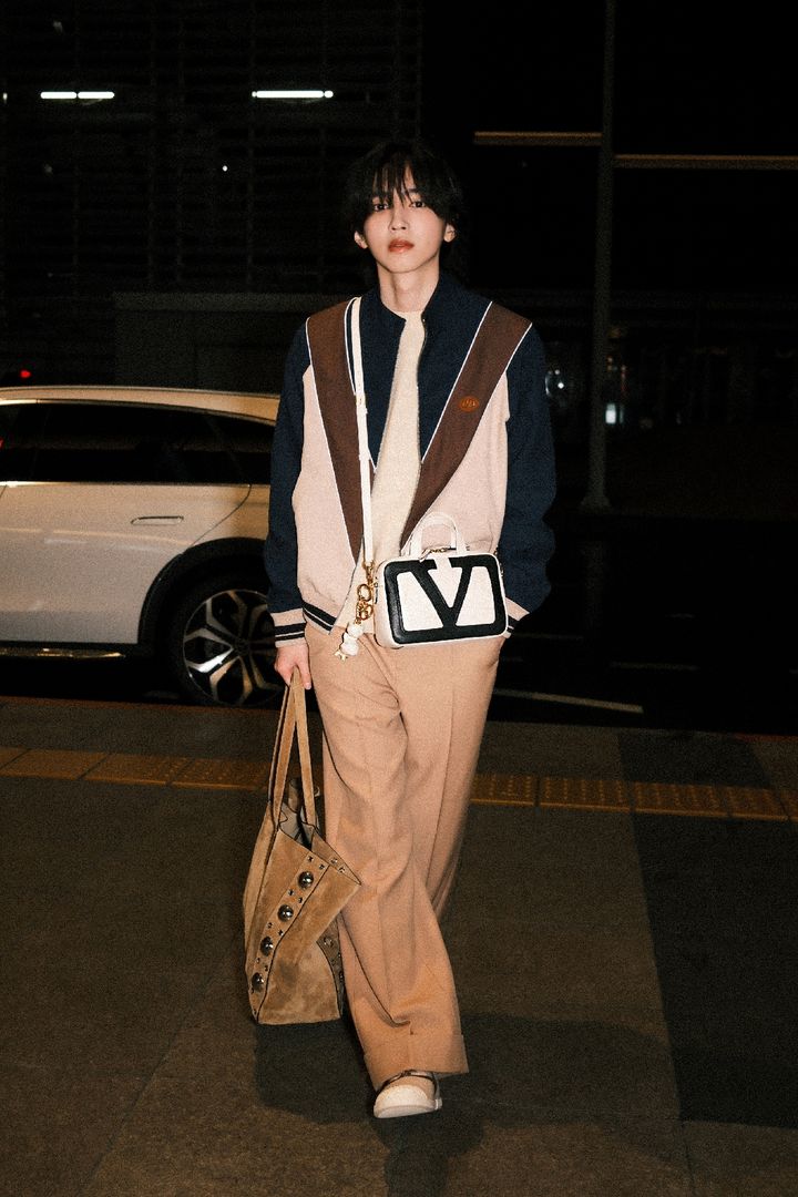 道枝駿佑がパリへ！ 空港で見せた「ヴァレンティノ」最新作の完璧な着こなし