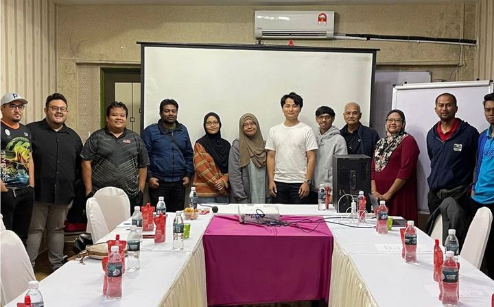 マレーシアのイチゴ生産者たちと野秋さん