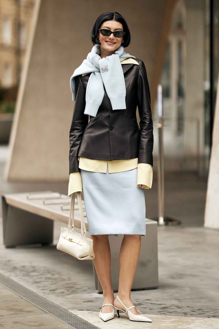 画像: クリーンなブルーにマスキュリンな黒を合わせる