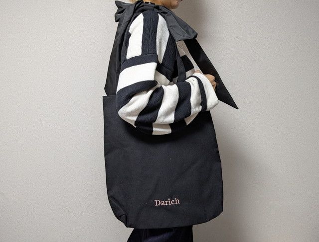 リボントートバッグ持ったところ