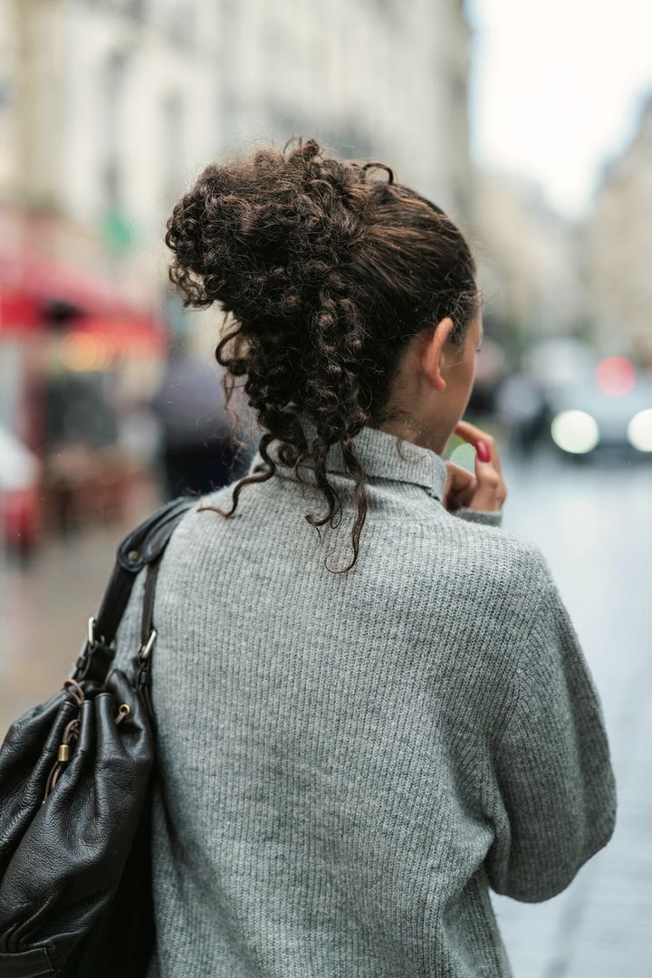 カーリーヘアを無造作にまとめた彼女はまだ15歳のパリジェンヌ！