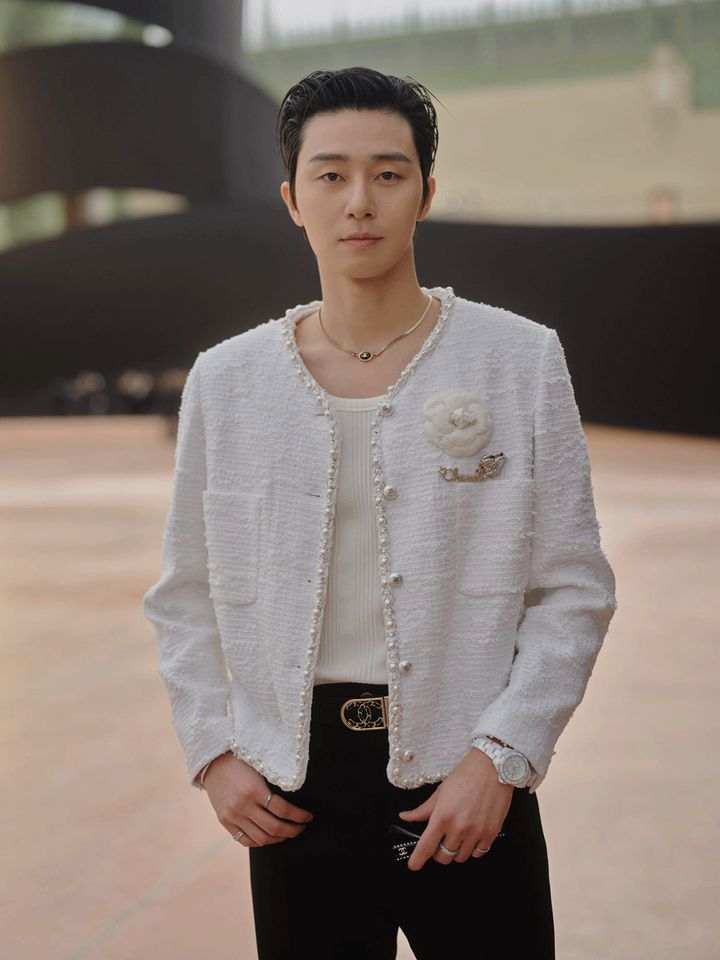 1200-chanel_seojun_park_chanel_rtw_fw25_show_march_11th-LD.gif