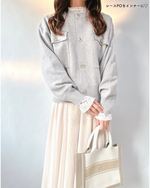 グレーのYUMポケツキCDとスカートのコーデ