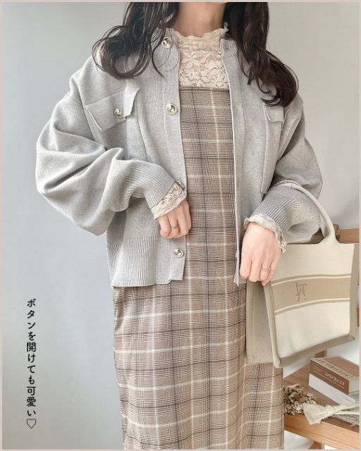 グレーのYUMポケツキCDとチェックワンピースのコーデ