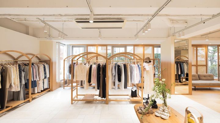画像: 2025年2月に完全アポイント制でオープンした「Casa COHINA Aoyama」。顧客層の身長に合わせて、ハンガーラックやカウンター什器の高さなど、店内のすべてのインテリアが小ぶりに設計されている cohina.net