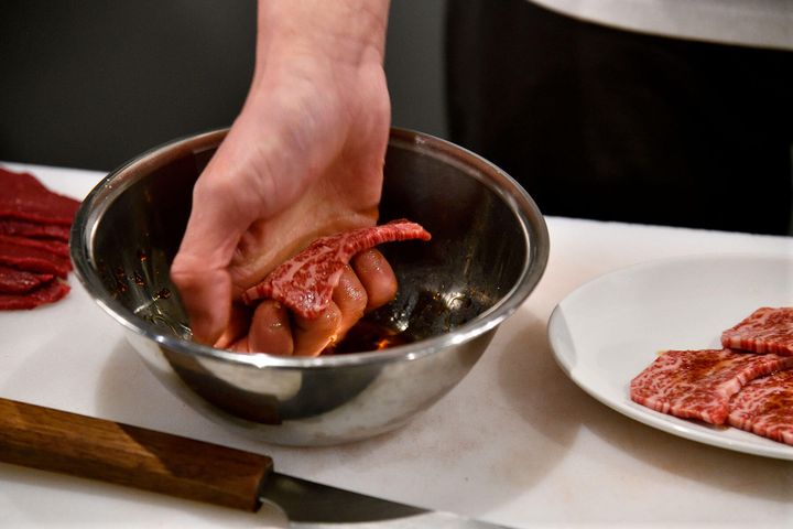 タレをもみ込む