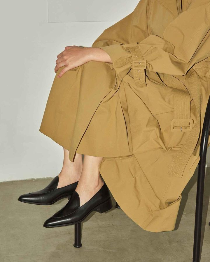 画像: 歩きやすい5センチヒールを組み合わせた、さまざまな着こなしにマッチするポインテッドトゥシューズ。足の指を圧迫しない、広めのワイズに長めのノーズが特長です。 出典：KATIM