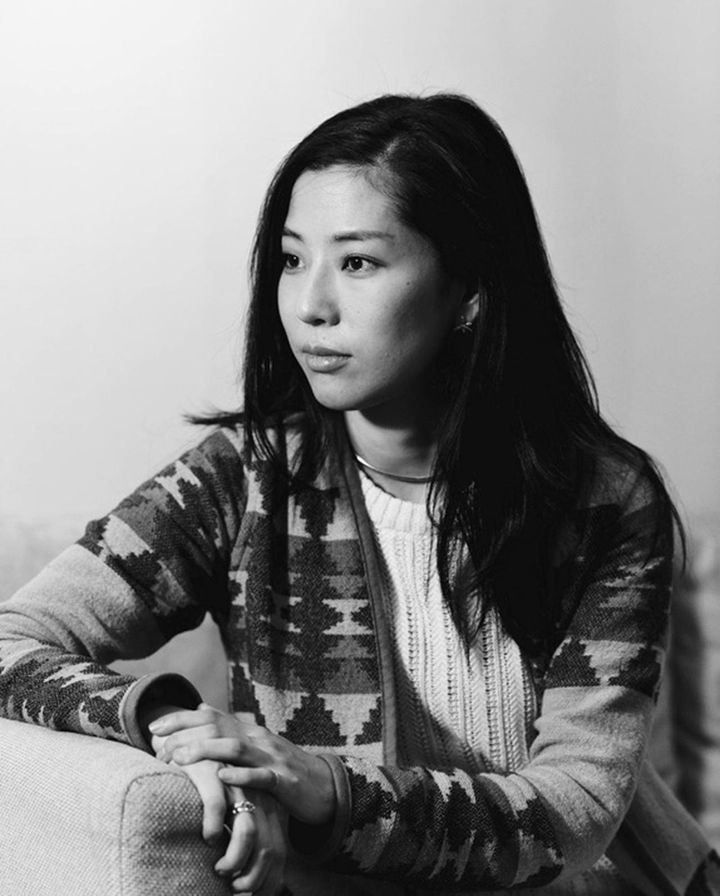 画像: 小坂英子／KATIM 代表・クリエイティブディレクター。国内外のアパレルブランドで海外生産管理、海外セールス、デザイナーアシスタントを経て独立。今日の大量生産ではなしえない、これまでにないフットウェアをつくりたいという想いから、ドイツ式整形外科靴学を学び、2016 年春夏よりKATIMをスタート。 出典：KATIM