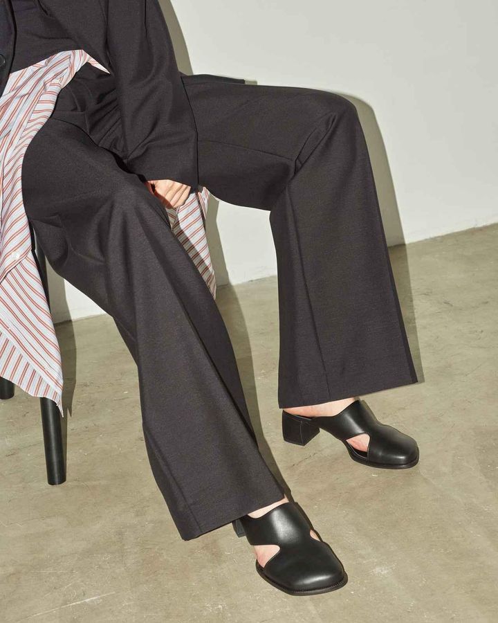 画像: 両サイドのカットによって、母指球と小指球の関節がフリーになるので圧迫感のないフィット感を実現。アッパーには柔らかな低反発のスポンジを挟み、足を優しく包みます。ソックス合わせもおすすめの1足。 katim.sc出典：KATIM