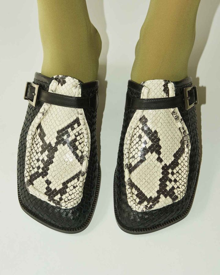画像: 精巧な型押しが美しいパイソン柄の牛革を使用、サイドは手作業で仕立てた差し編みのメッシュで通気性と伸縮性を備え、ストレスフリーな履き心地に。 出典：KATIM