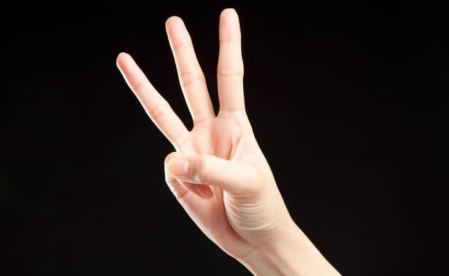 3本指を立てているイメージ