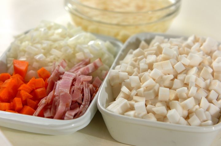 カブとベーコンのスープの下準備2