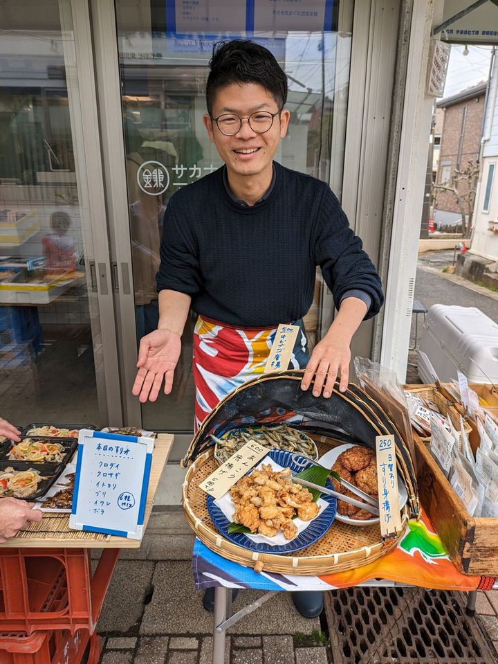 すり身揚げなどを販売中の筆者。POPも書かせてもらい、販売の奥深さを体験中
