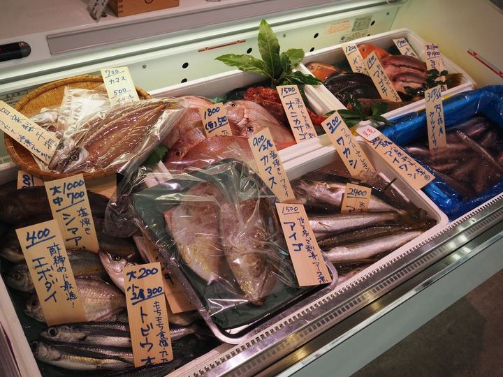 阿久根や小田原などから多種多様な魚を仕入れて、食べ方を客に伝えながら売っているサカナヤマルカマ。「魚の知識やおいしく食べる技術を伝えます」も店のポリシーの一つ