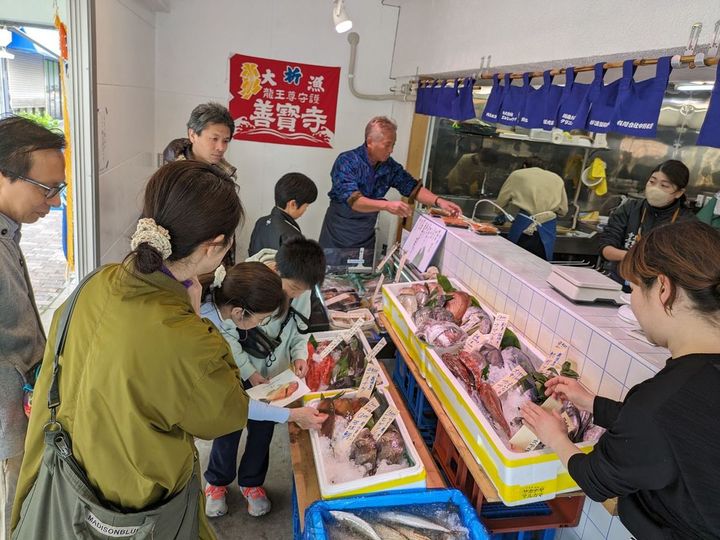 魚好きの老若男女が集まるサカナヤマルカマ。ボランティアスタッフもいるので余裕のある接客ができる