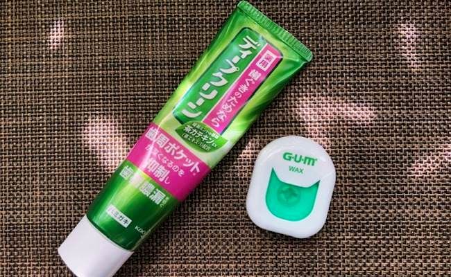 歯磨き粉とデンタルフロス