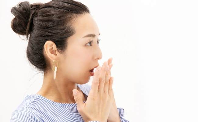 口臭が気になる女性