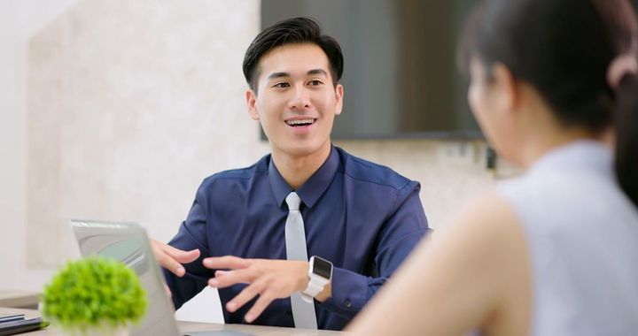 相談に乗るビジネスマンの男性