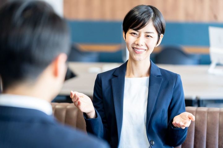 オフィスで商談するビジネスウーマン