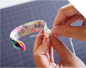 マスキングテープとアイスの棒を使って工作しよう！ おしゃれな「マステブレスレット」の作り方の画像6