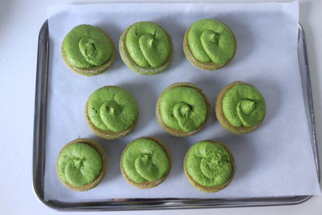 ブッセ生地の片方に抹茶チョコガナッシュを絞る