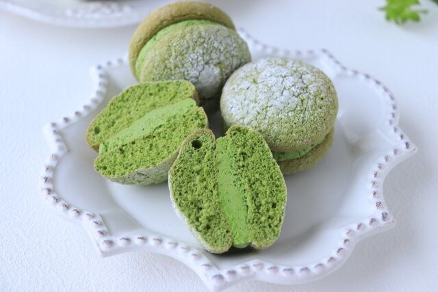 ミニ抹茶ブッセ 半分にカット
