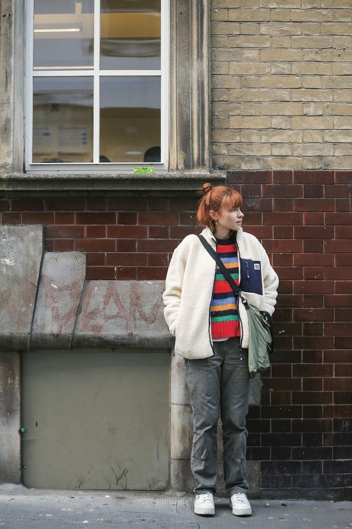 着るだけで自分も周りも元気になる！マルチカラーのニットのコーデ