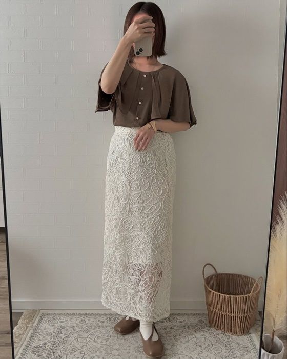 ケープブラウス×しまむらのアイボリーの「コードレーススカート」