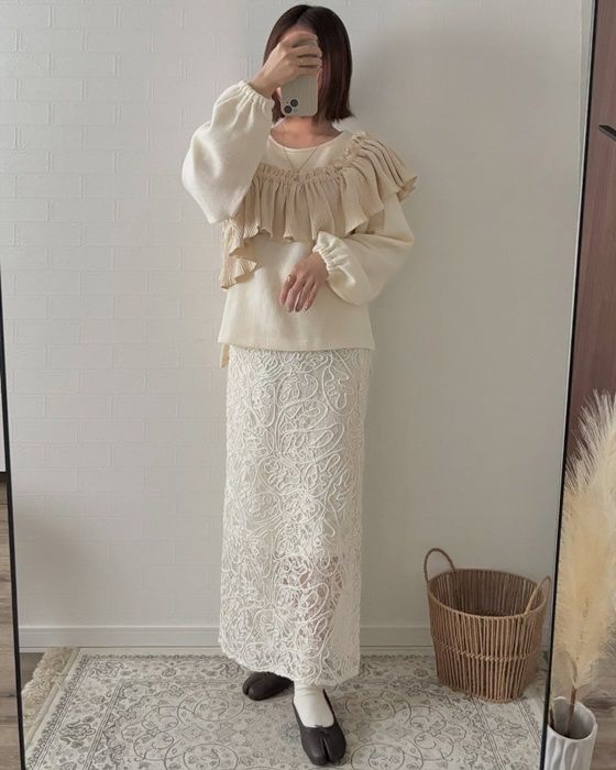 異素材フリルプルオーバー×しまむらのアイボリーの「コードレーススカート」