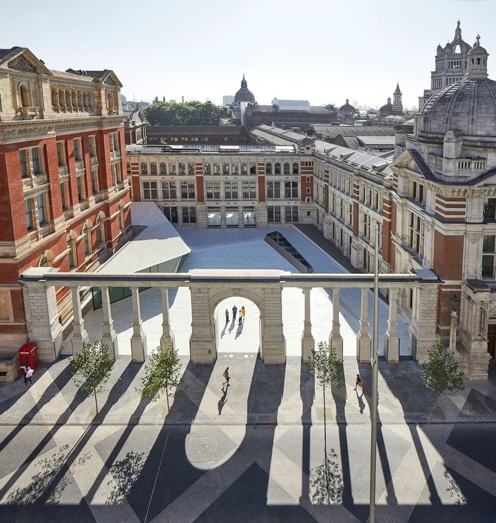 出世作の「ヴィクトリア＆アルバート博物館」。手前の建物の石壁に大胆なスリットを入れた。Photo_ Hufton+Crow