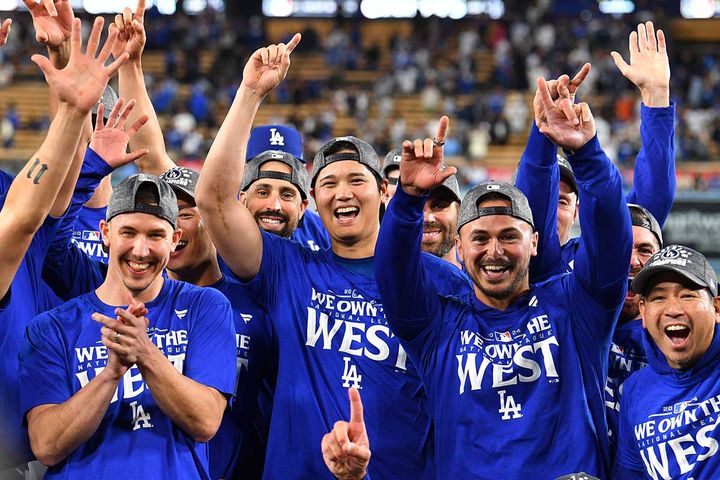 ドジャースの大谷翔平（写真中央）（C）Getty Images