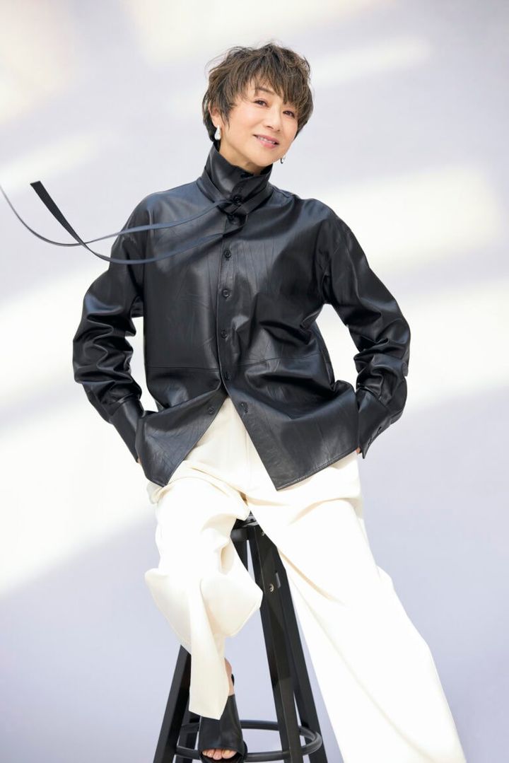 レザーシャツ ¥539,000〈参考価格〉、パンツ ¥110,000〈店舗限定〉／ともにファビアナフィリッピ（アオイ）、イヤリング 各¥28,600／ジョージジェンセン（ジョージ ジェンセン ジャパン）、シューズ¥152,900／トッズ（トッズ・ジャパン）