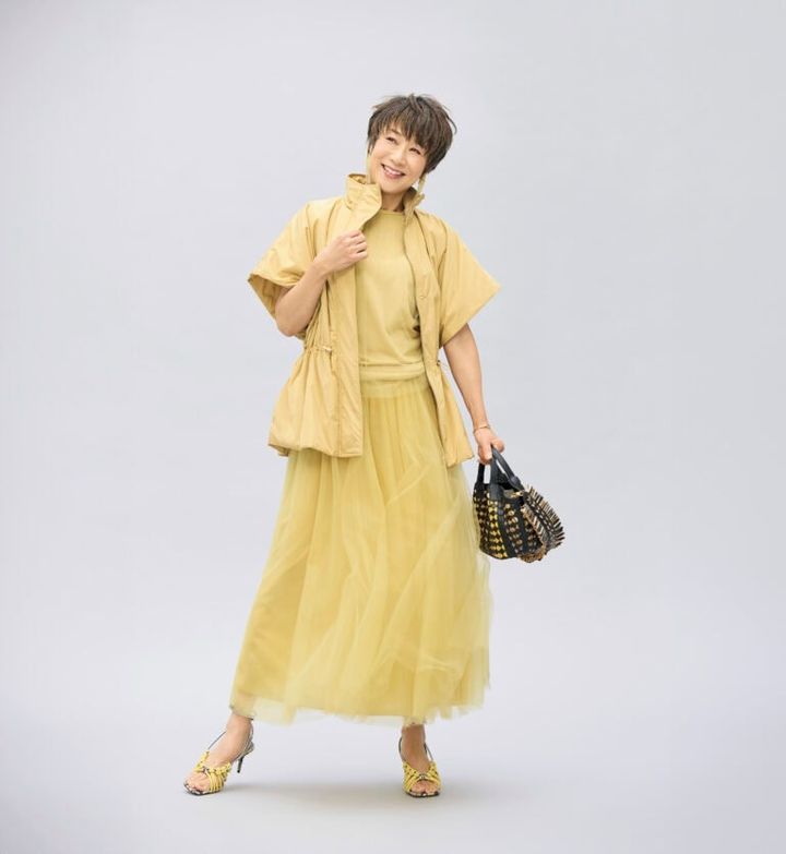 ジャケット¥218,900 、トップス¥193,600、スカート ¥154,000、イヤリング〈店舗限定〉¥58,300、シューズ¥220,000〈参考価格〉／すべてファビアナフィリッピ（アオイ）、ブレスレット¥704,000／ジョージ ジェンセン（ジョージ ジェンセン ジャパン）、バッグ¥481,800／セラピアン（リシュモン ジャパンセラピアン）