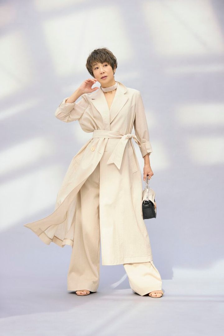 コート ¥159,500、パンツ¥99,000／ともにバルバ ナポリ（コロネット）、チョーカー¥5,060,000、リング¥471,900 ／ともにTASAKI、バッグ¥220,000 ／ピエール アルディ（ピエール アルディ 東京）、シューズ¥135,300 ／トッズ（トッズ・ジャパン）