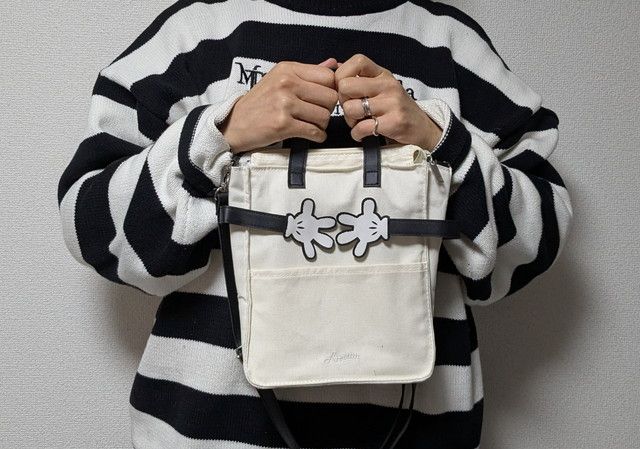 Areeamミッキーショルダー持ったところ