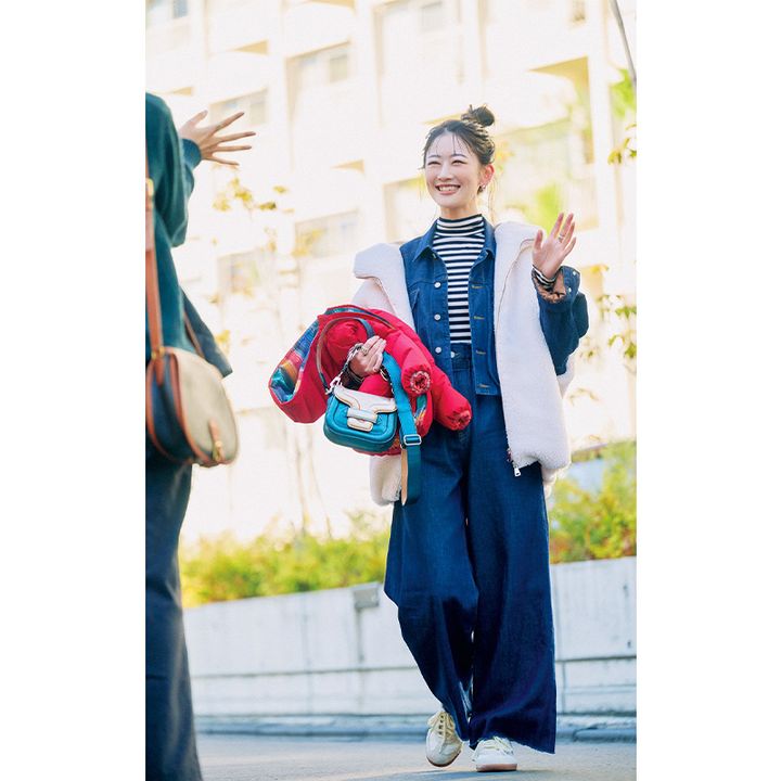 ボーダートップスにデニムジャケットにボアベスト、ワイドパンツのSNAPコーデ