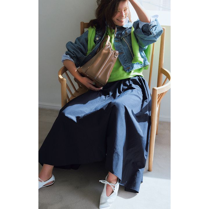 黄緑のニットに、ボリュームマキシスカート、デニムジャケットのコーデ
