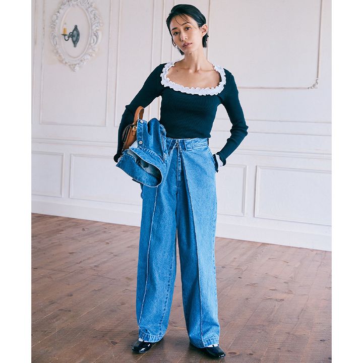 タックワイドデニムにデニムジャケット、フリルカットソーのコーデ