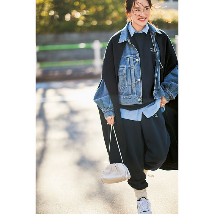 スウェットセットアップにデニムジャケットのレイヤードコーデ