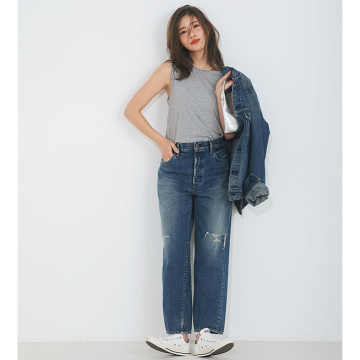 デニムジャケットにデニムのセットアップ風、グレーのタンクトップコーデ