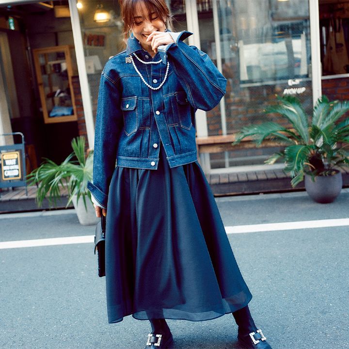 デニムジャケットにパールネックレス、フレアスカートのコーデ