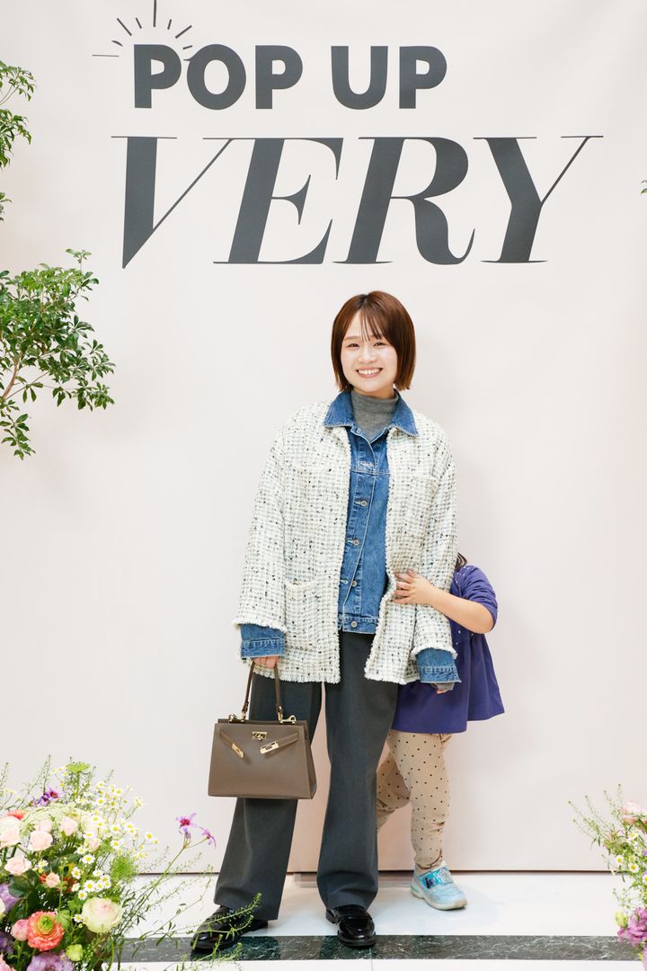 ツイードジャケットにデニムジャケット、グレーパンツのJKレイヤードコーデ