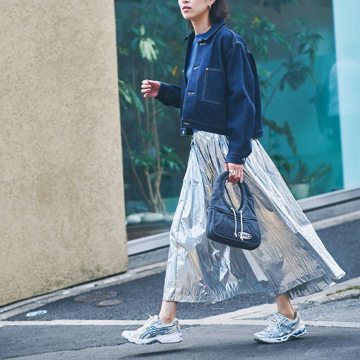 シルバーのフレアスカートに、短め丈のデニムジャケット