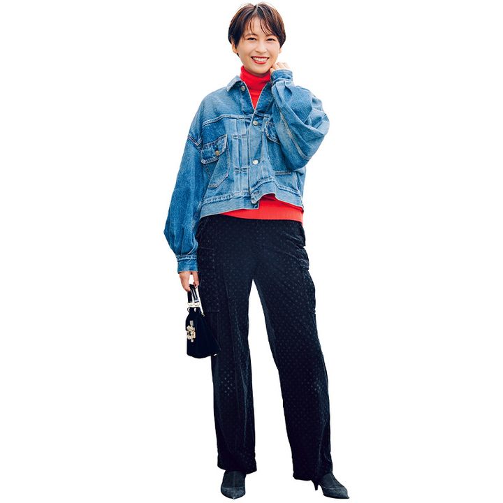 赤インナーにデニムジャケット、パンツのコーデ