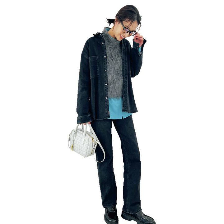 濃紺デニムセットアップに青シャツ、グレーニットコーデ