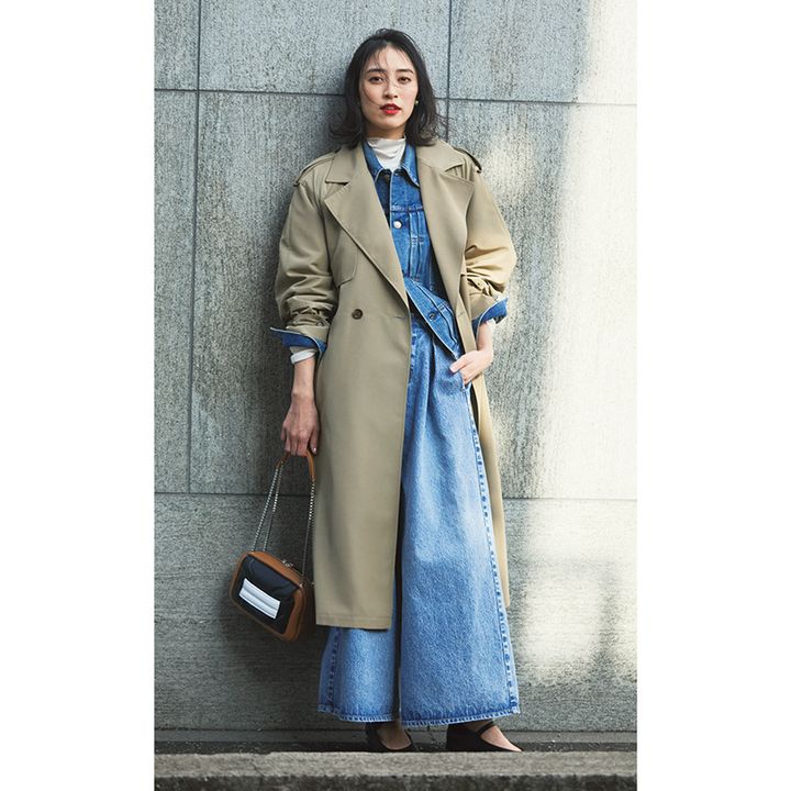デニムジャケットにデニムパンツ、トレンチコートのきれいめコーデ